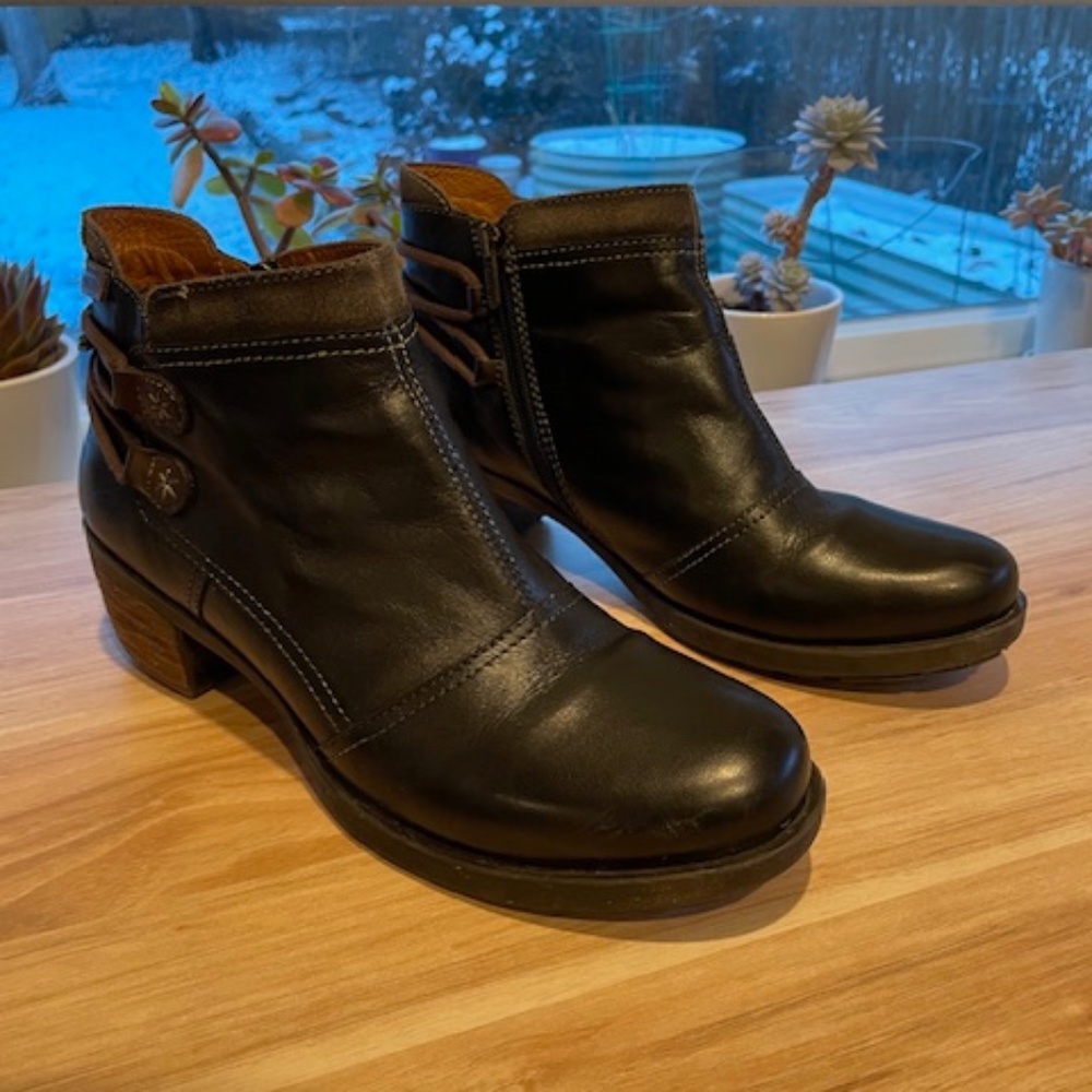 Pikolinos Black Leather Boot